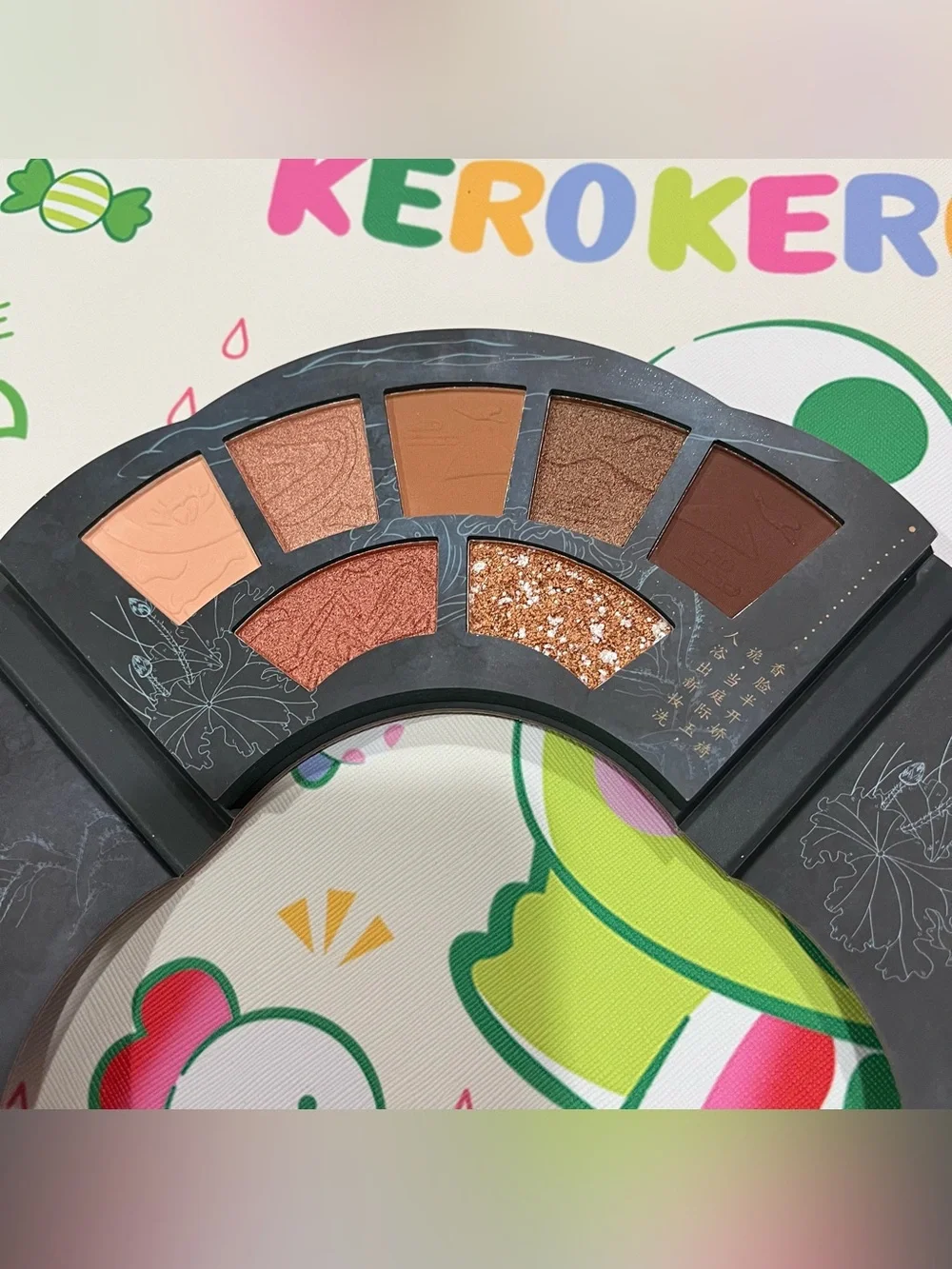 Beautiful Fan-Shaped Neutral Eyeshadow Palette